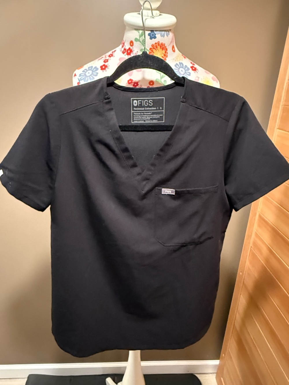 FIGS Technical Collection Black V-Neck Scrub Top Women’s SMALL